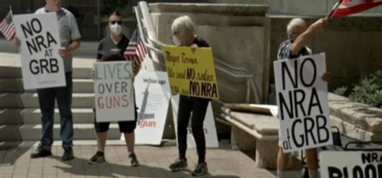 La NRA se reúne en Texas después de la masacre escolar  en medio de protestas.