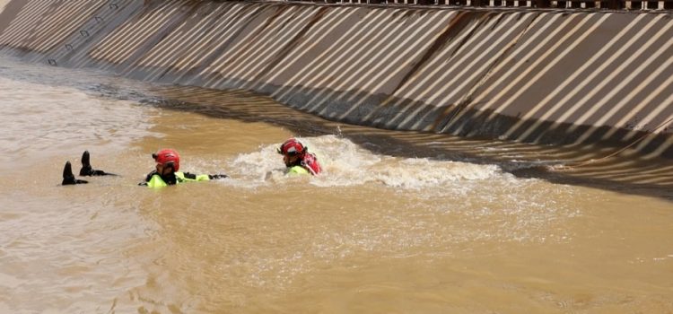 Se prepara para la temporada de monzones el equipo de rescate acuático de El Paso.