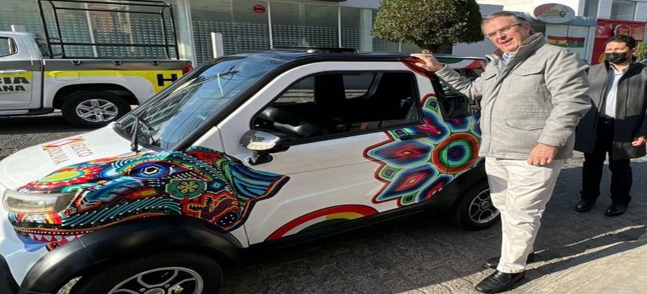 Marcelo Ebrard condujo un auto eléctrico boliviano Marcelo Ebrard condujo un auto eléctrico boliviano