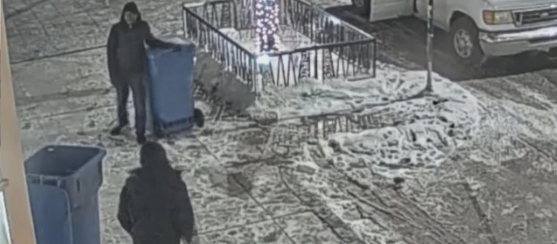 Policía de Chicago busca a sospechosos de robo en tienda de la Milla Magnífica