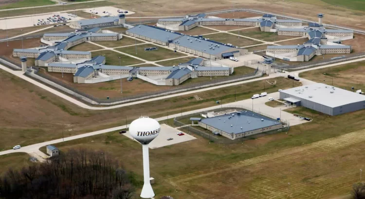 La Oficina de Prisiones está cerrando una unidad de detención violenta y problemática en Illinois