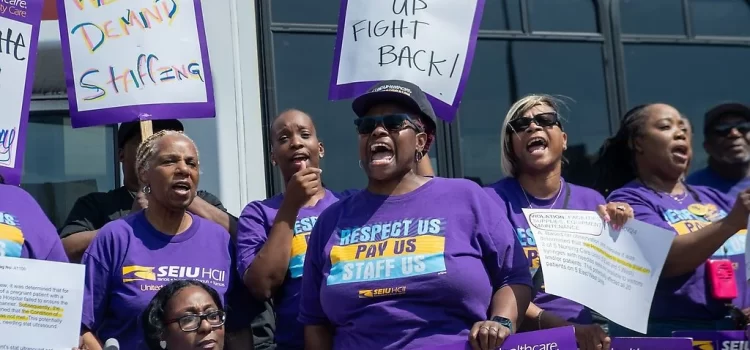 Tras huelga de 15 dias trabajadores de un hospital de Chicago ganan un aumento
