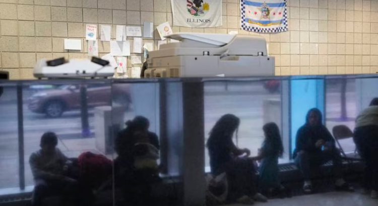 Chicago firma contrato de 30 millones de dolares para reubicar a migrantes