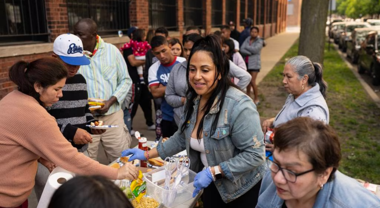 El alcalde de Chicago analiza trasladar a los migrantes de estaciones de policía a campamentos