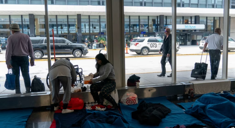 Cientos de migrantes esperan por albergues y carpas en aeropuerto de Chicago