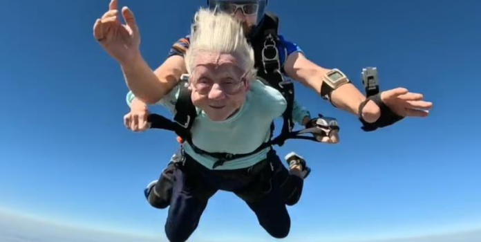 Mujer de Chicago de fallece después de salto en paracaídas a los 104 años