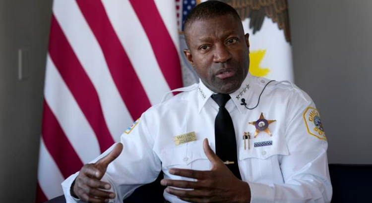 Jefe de policía en Chicago dice que albergar a migrantes en es una carga para la policía