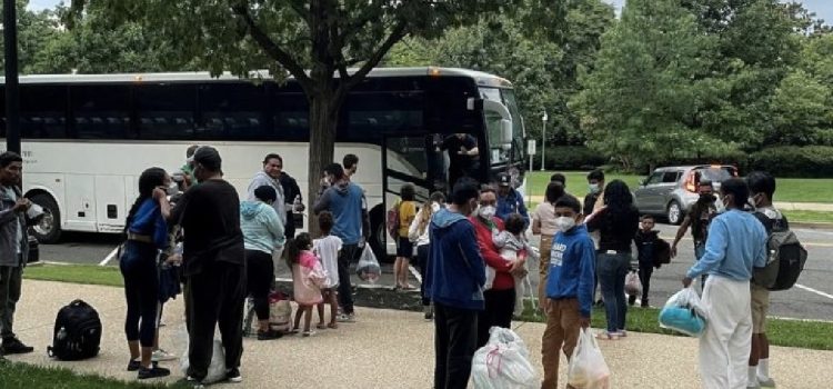 Representante Jackson solicita investigar al gobernador de Texas por los traslados de migrantes en autobus