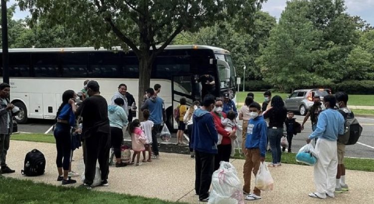 Representante Jackson solicita investigar al gobernador de Texas por los traslados de migrantes en autobus