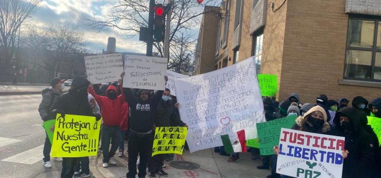 Migrantes mexicanos protestan en el Consulado de Chicago