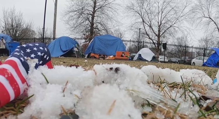 Migrantes de Chicago deciden dormir en carpas