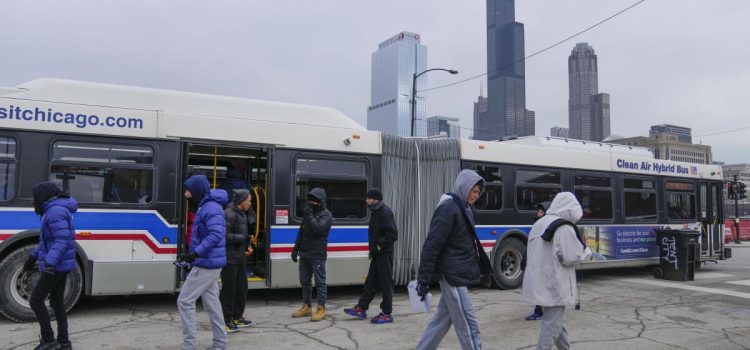 Empresa de Transporte Demandará a Chicago por Restricciones en el Traslado de Migrantes