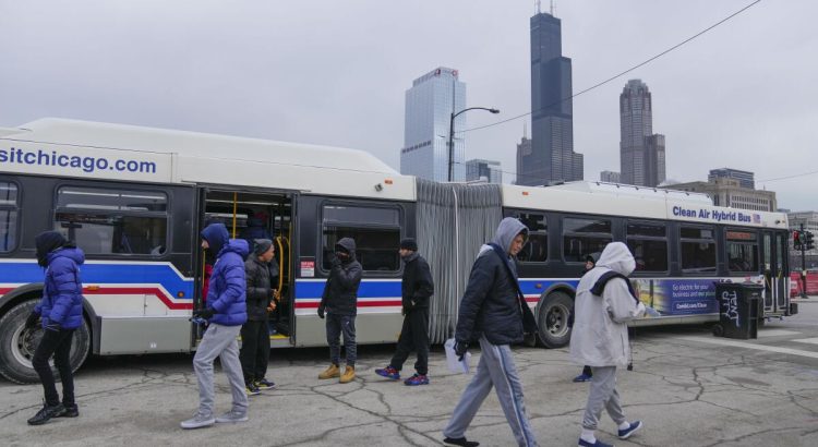 Empresa de Transporte Demandará a Chicago por Restricciones en el Traslado de Migrantes