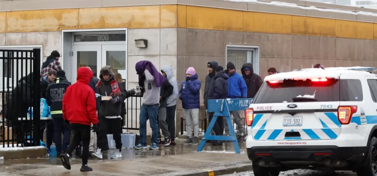 Chicago suspende desalojos de refugiados ante tormenta de nieve