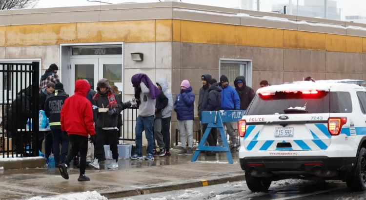 Chicago suspende desalojos de refugiados ante tormenta de nieve