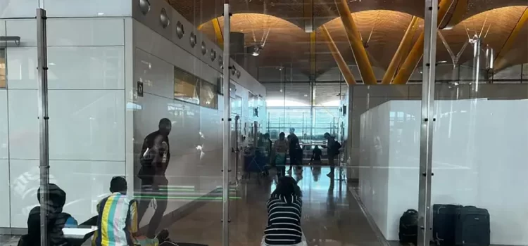 Atestado de migrantes africanos el aeropuerto de Madrid