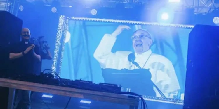 ¿Misa o rave?, ¿sacerdote o DJ?