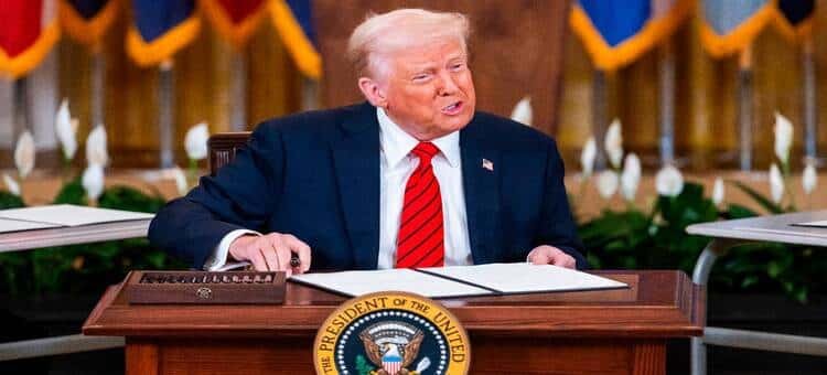 Trump firma orden ejecutiva para reformar elecciones en EU