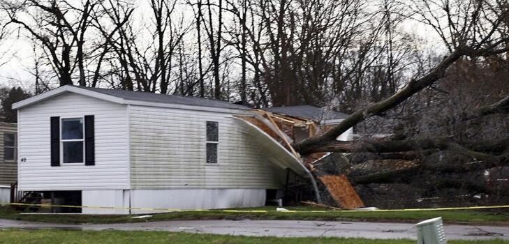 Mueren 3 menores por caída de un árbol durante una tormenta en Michigan