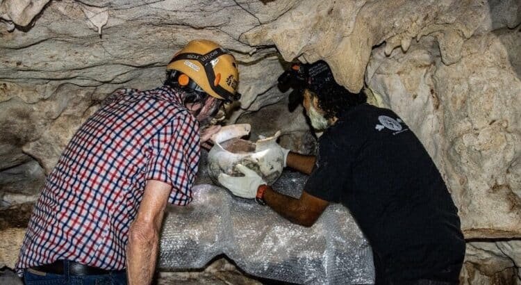INAH recupera una olla prehispánica en cueva del sistema Garra de Jaguar en QRoo