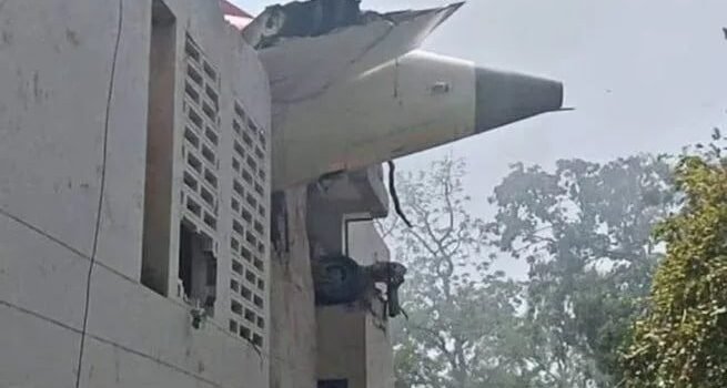 Avión con 240 pasajeros se desploma en India 