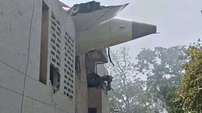 Avión con 240 pasajeros se desploma en India 