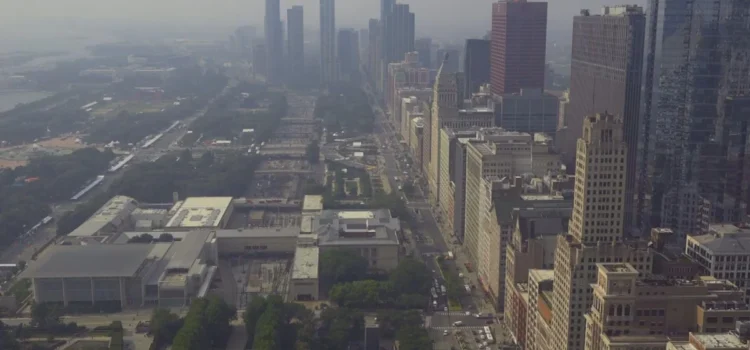 La mala calidad del aire en el área de Chicago debido a los incendios forestales canadienses crea condiciones insalubres para todos.