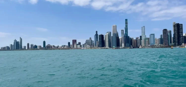 Olas peligrosas de 2 metros impactarán las playas de Chicago, advierten los meteorólogos