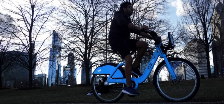 Chicago amplía los muelles para bicicletas y scooters y reduce el costo para los nuevos usuarios de viajes compartidos