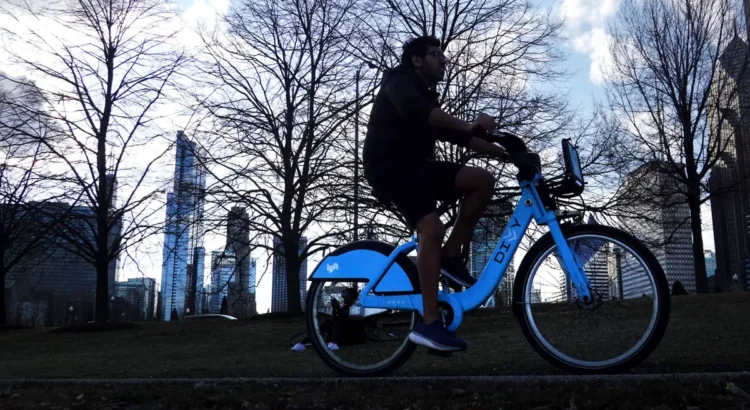 Chicago amplía los muelles para bicicletas y scooters y reduce el costo para los nuevos usuarios de viajes compartidos