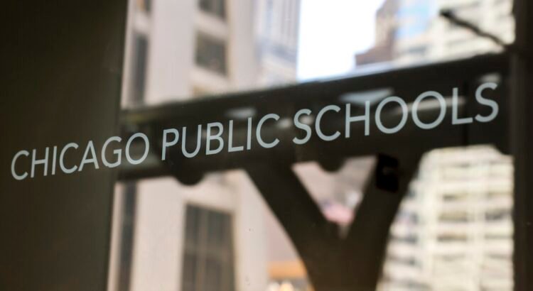 Las Escuelas Públicas de Chicago despiden a casi 1.500 maestros y miembros del personal