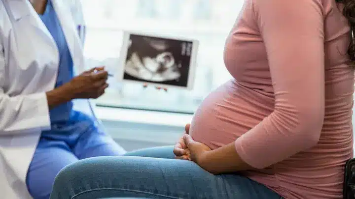 Clínica de abortos en Chicago abre sus puertas y ofrece controvertidos abortos en el tercer trimestre