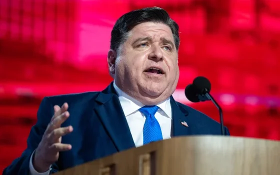 El gobernador de Illinois, J. B. Pritzker, defiende la firma del proyecto de ley que aumenta las pensiones de la policía y los bomberos de Chicago.