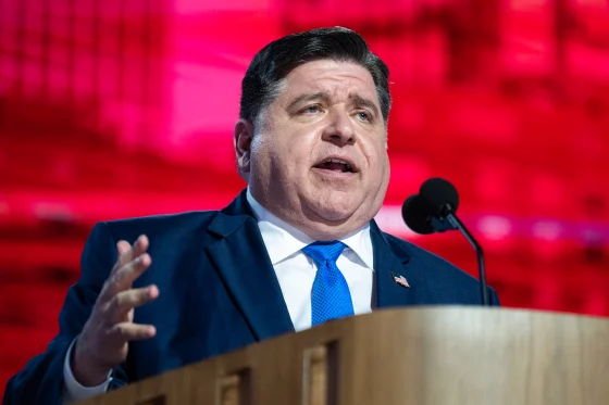 El gobernador de Illinois, J. B. Pritzker, defiende la firma del proyecto de ley que aumenta las pensiones de la policía y los bomberos de Chicago.