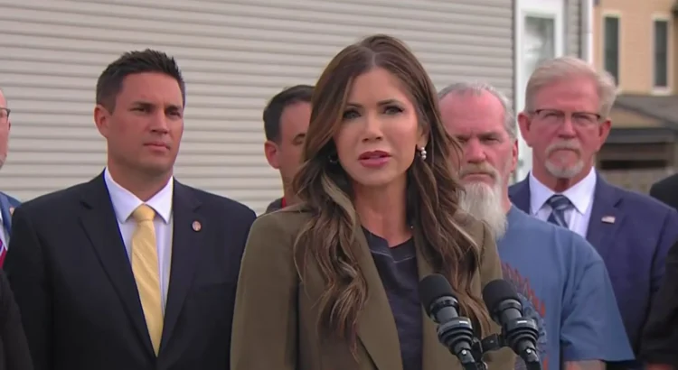 Kristi Noem lanza fuertes críticas a políticas santuario durante visita a Illinois