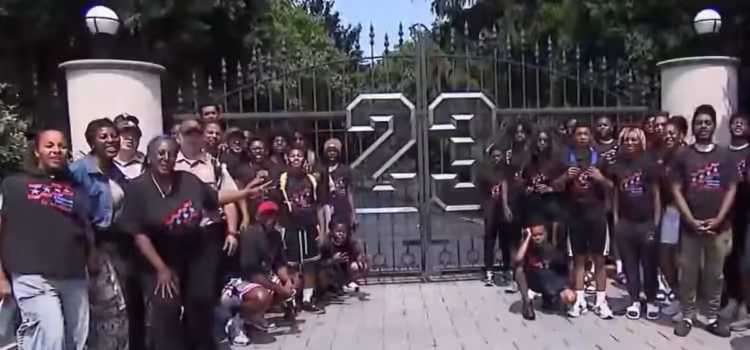 Jóvenes de Chicago cumplieron el sueño de jugar baloncesto en la mansión que perteneció a Michael Jordan