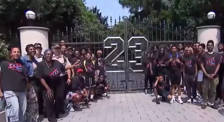 Jóvenes de Chicago cumplieron el sueño de jugar baloncesto en la mansión que perteneció a Michael Jordan