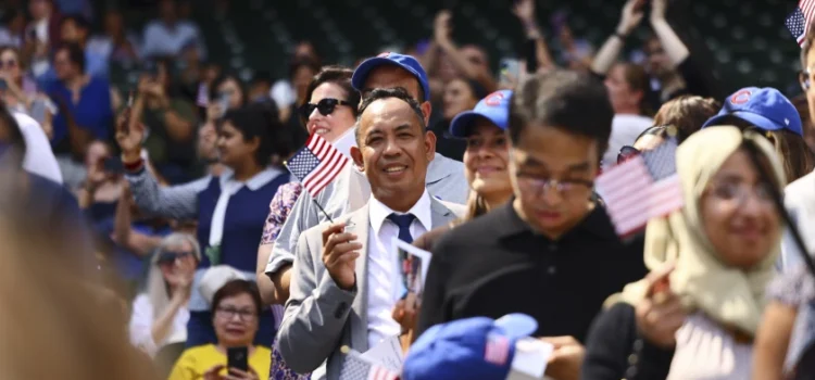 Casi 1,000 inmigrantes celebran ceremonia de ciudadanía en Chicago: ‘De eso se trata América’