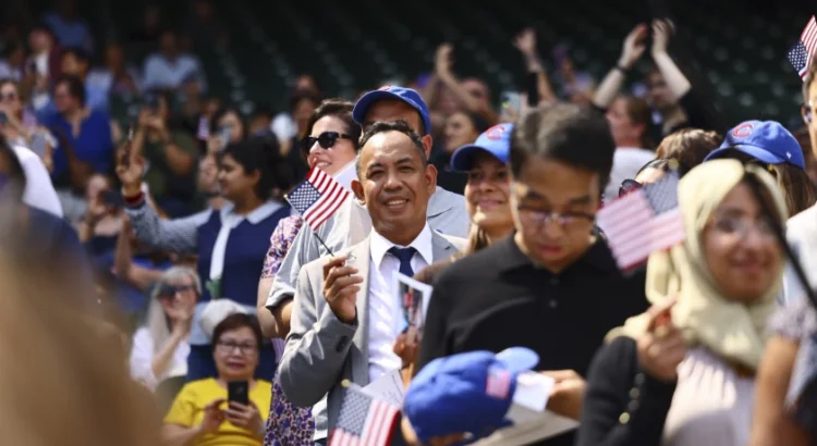 Casi 1,000 inmigrantes celebran ceremonia de ciudadanía en Chicago: ‘De eso se trata América’