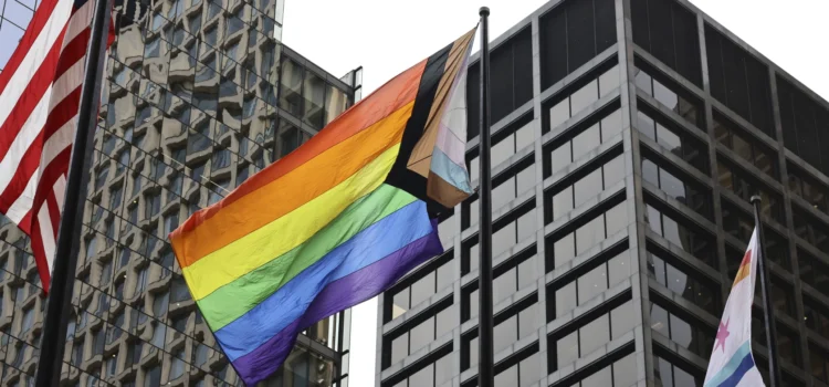 Pritzker anuncia una línea telefónica de asesoría legal para personas LGBTQ+ en Illinois