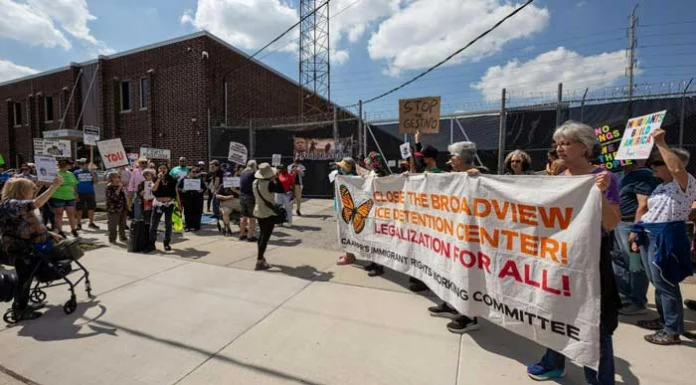ICE instala vallas de seguridad en centro de procesamiento en Chicago tras protestas