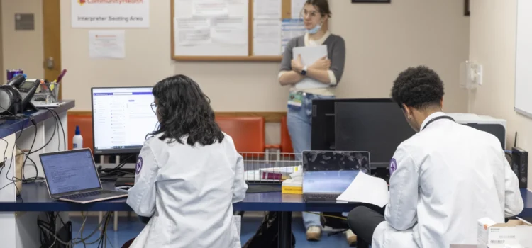 Médicos de Chicago están recomendando citas virtuales durante el esperado aumento de ICE