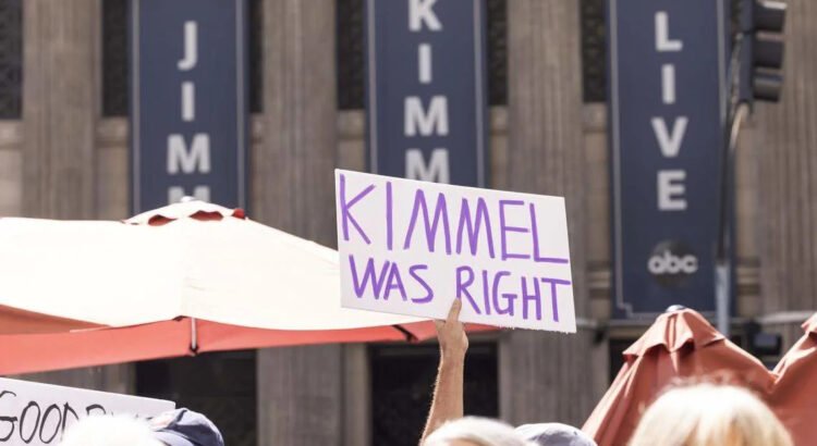Jimmy Kimmel vuelve al aire en EEUU pero enfrenta un boicot parcial