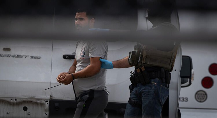 Operativo federal en el estacionamiento de un Home Depot en Brighton Park