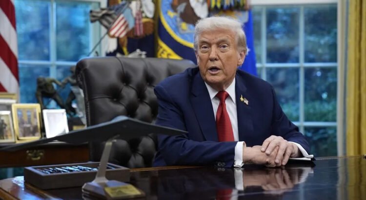 Trump anuncia aranceles a medicinas, camiones y muebles