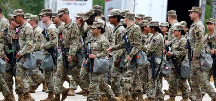 Tropas de la Guardia Nacional pueden permanecer en Illinois, pero no pueden ser desplegadas por ahora