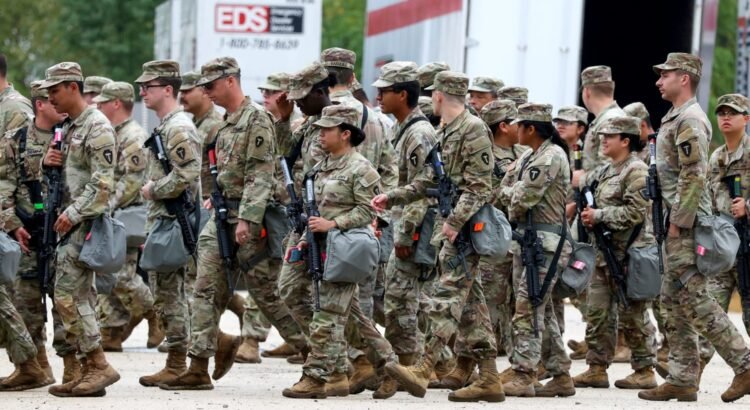 Tropas de la Guardia Nacional pueden permanecer en Illinois, pero no pueden ser desplegadas por ahora