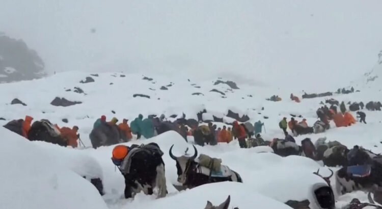 Al menos 200 senderistas permanecen atrapados por una tormenta de nieve en el Everest