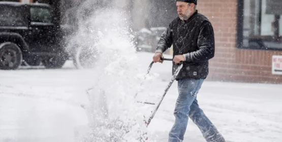 Ayuntamiento de Chicago desmantela el experimento de remoción de nieve en las aceras.