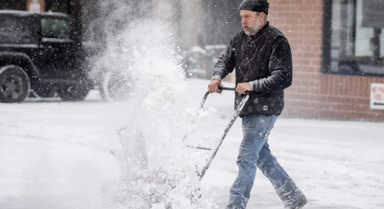 Ayuntamiento de Chicago desmantela el experimento de remoción de nieve en las aceras.